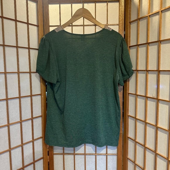 Green V-neck top with embroidered collar - Picture 2 of 8